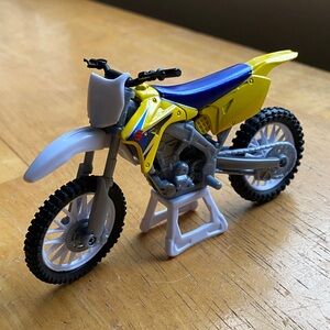 2024 NEWRAY YELLOW SUZUKI RM-Z450 DIRT BIKE MOTORCYCLE MOTOCROSS W/ STAND- 1:18